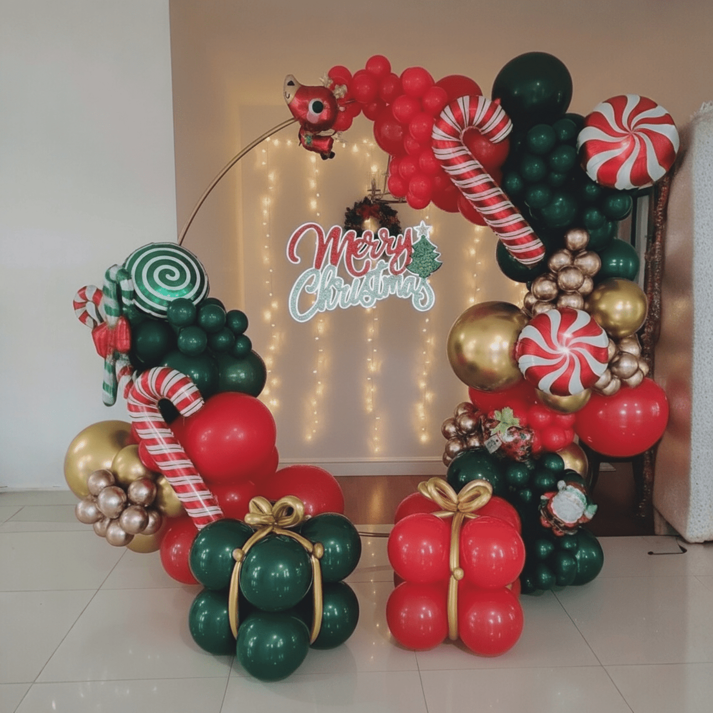 Round Christmas Backdrop with extra decor