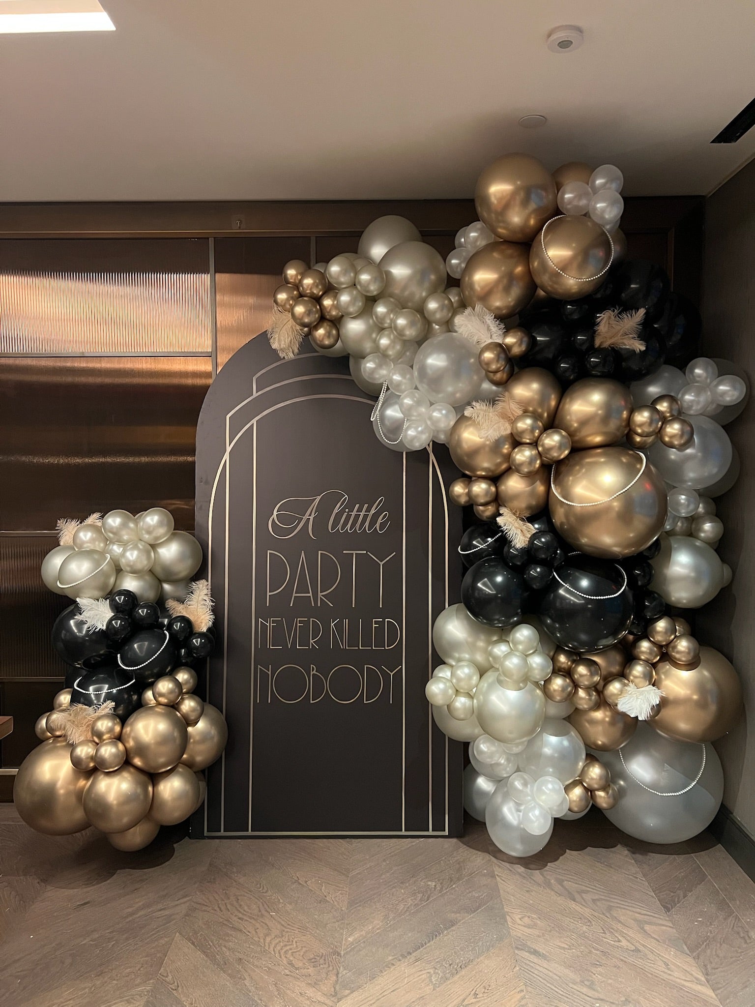 Gatsby Backdrop with Large Balloon Garland